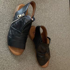 Mix Mooz Dylan sandals size 42 EUR / 11 US. In great shape. Barely worn.